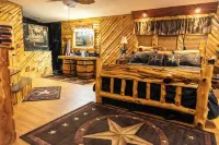 The Lakeside Lodge On 3 Acres - Sleeps 20 - 1 Minute Walk to Lake - Pet Friendly