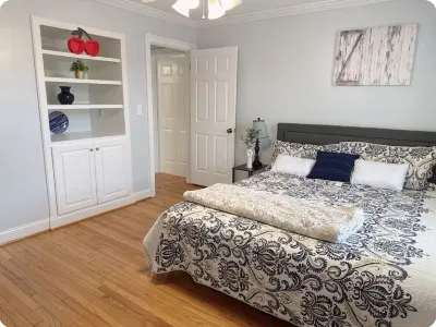 Beautiful and convenient house Отели рядом с достопримечательностью «Дункан Элементари Скул»