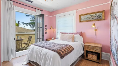 Luxury Victorian in Downtown Petaluma Отели рядом с достопримечательностью «Лагунитас Брюинг Компани»