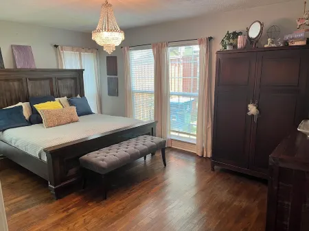 Charming 2-bedroom house with a full remodel in beautiful Denison with WiFi, AC