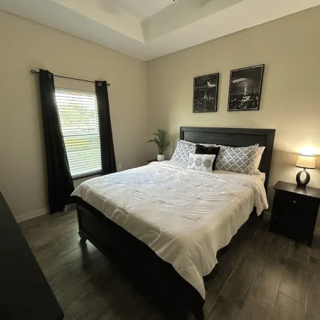 Quiet 2BR Retreat -Fenced yard -Modern Duplex