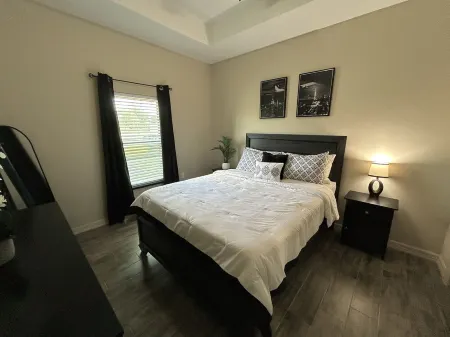 Quiet 2BR Retreat -Fenced yard -Modern Duplex