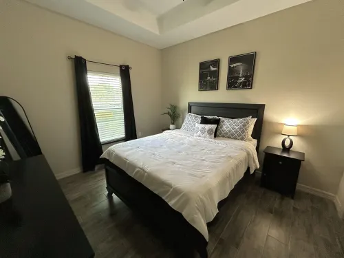 Quiet 2BR Retreat -Fenced yard -Modern Duplex