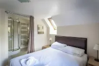 Stanton; woodland lodge for 14 with hot tub, log burner, BBQ, near Alton Towers.