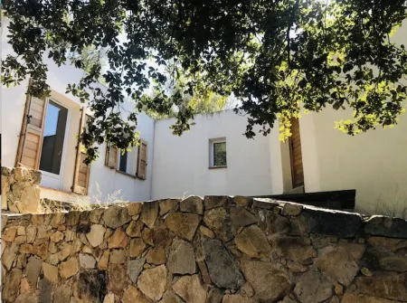 A little gem in lush greenery - sea view Отели в г. Лумио