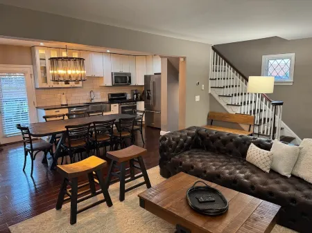 Charming 2-bedroom, 2-bathroom house in peaceful Mount Rainier.