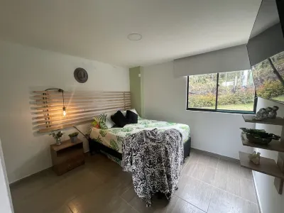 Beautiful villa overlooking the forest + jacuzzi Mirador suite 주변 호텔