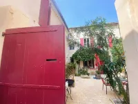 Charming Provençal studio with peaceful patio. Alpilles Hotels in Eyragues