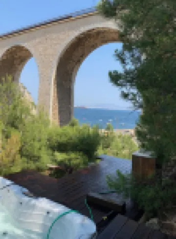 Blue coast, 200 metres from the sea, superb view, jacuzzi Hotels in Le Rove