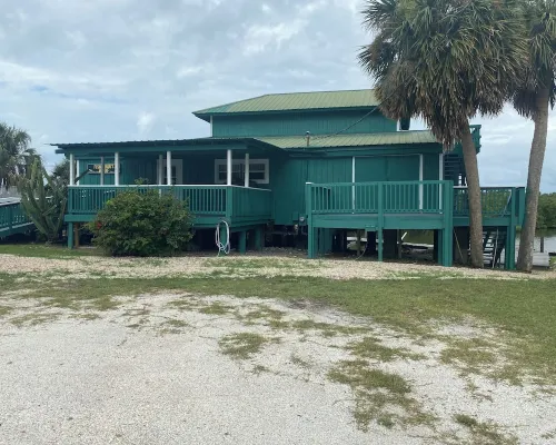 Charming waterfront 2 bedroom with bonus room that sleeps 8 in scenic Cedar Key فنادق في سيدار كي