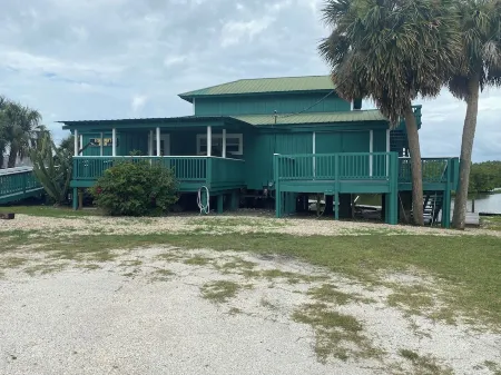 Charming waterfront 2 bedroom with bonus room that sleeps 8 in scenic Cedar Key