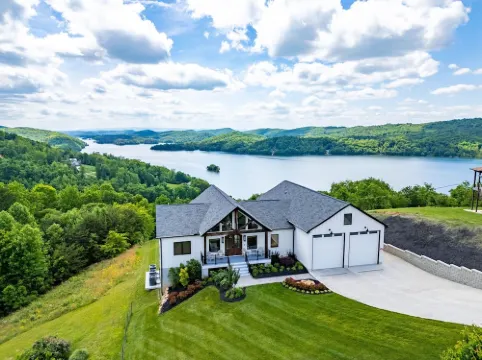 Panoramic Views! Luxury Lakeside & Mountain w Oversized Spa, Kayaks, & Sunset