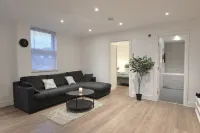 Apartment in Croydon - 1 Min walk to Train Hotels in Wallington