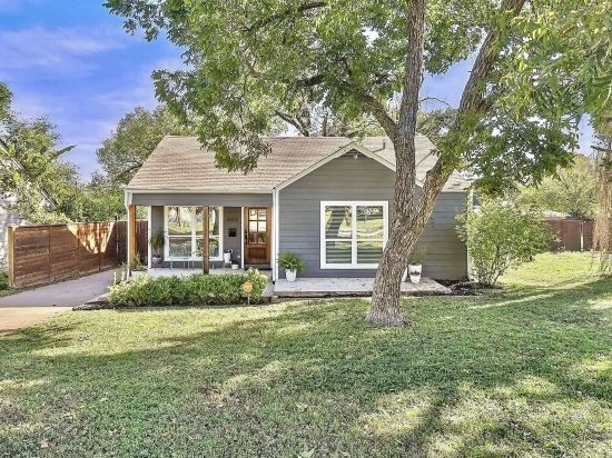 Fully Fenced 3 Bed/2Bath Home, 15 min away from Downtown and AT&T Stadium