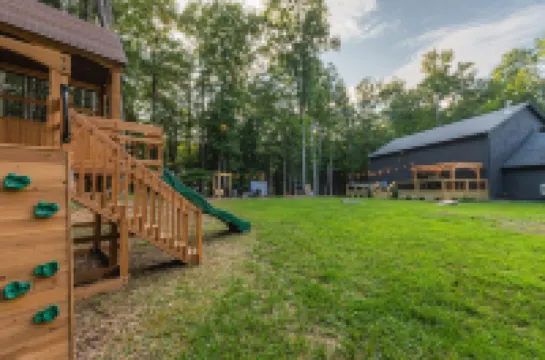 Twin Oaks Lodge: 4 Kings, Hot Tub, Sauna & EPIC Game Room