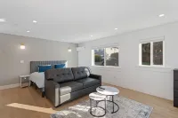 New Modern Guesthouse Retreat near Berkeley & SF - King Bed, AC, Standing Desk
