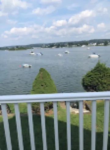 Welcome to your Cozy Oceanside Oasis! Sleeps 10! Water Access from the Backyard! Hotels in Portsmouth