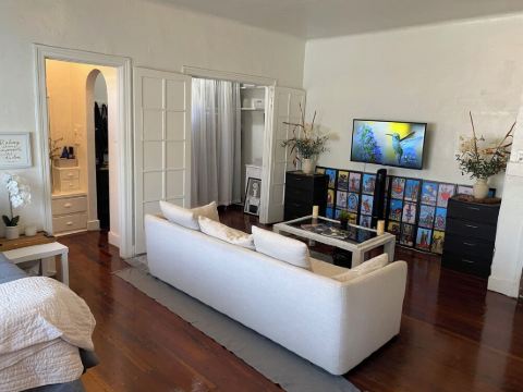 Tiny Hollywood Oasis w/ private backyard in trendy, Los Feliz. Pet-friendly!