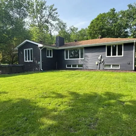 Dockside Retreat on the Canal on Lake Bemidji- 4BR, 3BA-Hot Tub-Fireplace!