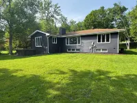 Dockside Retreat on the Canal on Lake Bemidji- 4BR, 3BA-Hot Tub-Fireplace! 버미지 호텔