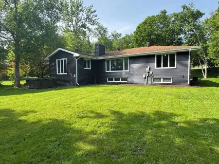 Dockside Retreat on the Canal on Lake Bemidji- 4BR, 3BA-Hot Tub-Fireplace! Отели рядом с достопримечательностью «Наймур Парк Уорминг Хаус»