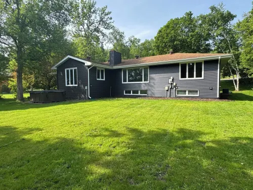 Dockside Retreat on the Canal on Lake Bemidji- 4BR, 3BA-Hot Tub-Fireplace!