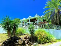 Peaceful 1 bedroom cottage with ocean views Hotels in 