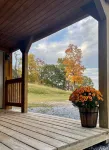 Cozy Tiny Cabin with Hot Tub, 3 Minutes to Seneca Rocks Park Entrance