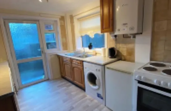 Dunfermline, 2 bedroom home with on-street parking