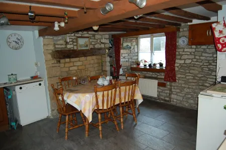 18th century cottage 2 minutes walk to pubs, shops, restaurants and play park Отели в г. Нортлич