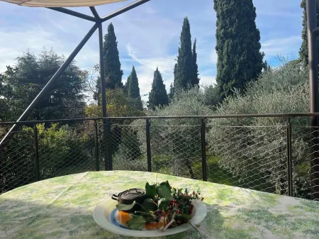 Elegant apartment, villa surrounded by greenery a stone's throw from the lake and the village