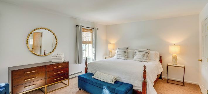 Walk to Dining Downtown Lenox Guest House! Hotels in Lenox