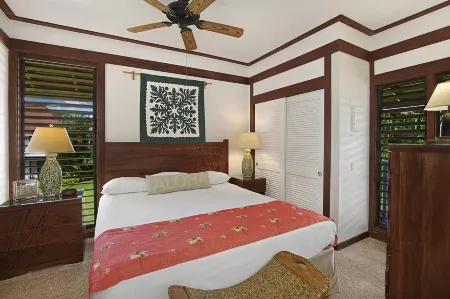 Tropical Lanai and Spacious Living - Bright Coastal Retreat