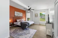 Charming 3-bedroom, gorgeous Lake Front, Fishing Dock, Fire Pit, Kayak & more Hotels in Rains County