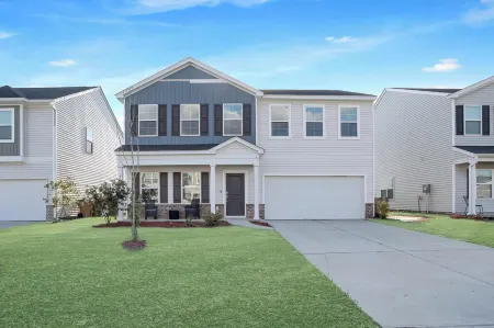 Spacious 5-bedroom house in charming Port Wentworth with WiFi and fitness room