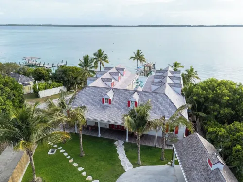 King’s Crown – Luxury Waterfront Estate on Harbour Island, Bahamas
