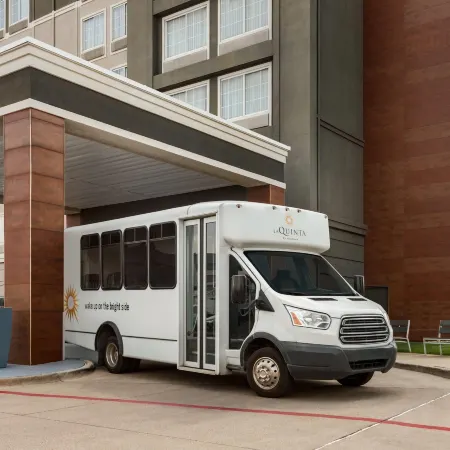 La Quinta Inn & Suites by Wyndham Arlington North 6 Flags Dr