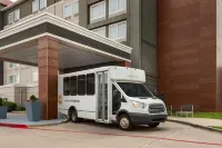 La Quinta Inn & Suites by Wyndham Arlington North 6 Flags Dr - parking