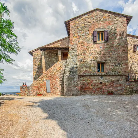 Spacious Tuscany Retreat