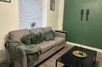 House - Sleeps 5 - Garden - Parking