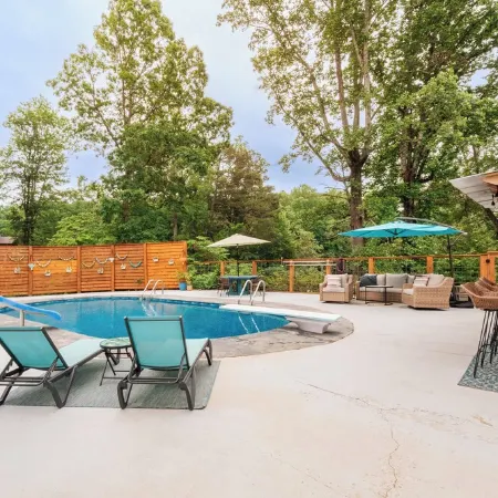 Mountain views, minutes to town, pool opens by May 1!