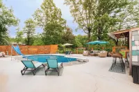 Mountain views, minutes to town, pool opens by May 1!