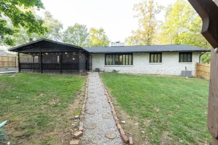 Cozy Cottage, 3 mins from EVV, fenced yard Отели в г. Вандерберг