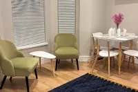 3-Bed Central Apartment - Sleeps 5 & Pets Ok - Condos