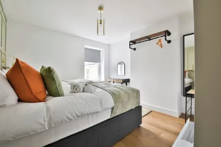 North Road New Luxe Flats with Parking Отели в г. Лланедирн