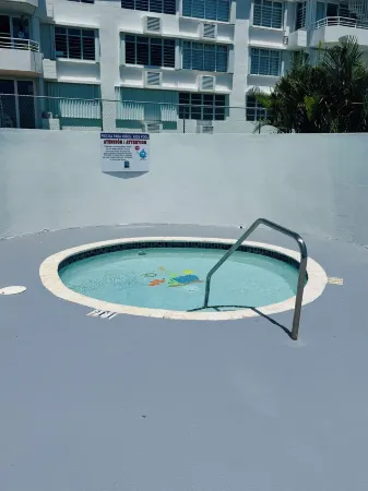 Spacious 3 bedroom apartment with sea view short drive to ferry station. Отели в г. Machos