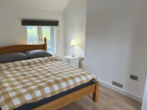 4 Bed House - Sleeps 10 - Pets - Parking - Wifi Hotels in Sutton