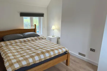 4 Bed House - Sleeps 10 - Pets - Parking - Wifi
