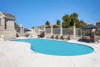 โรงแรม Holiday Inn Redding บาย IHG - ที่มีสระว่ายน้ำ