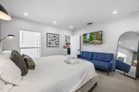 Family Retreat Sleeps 11, Heated Pool, Mini Golf, Kayak Experience, Waterfront